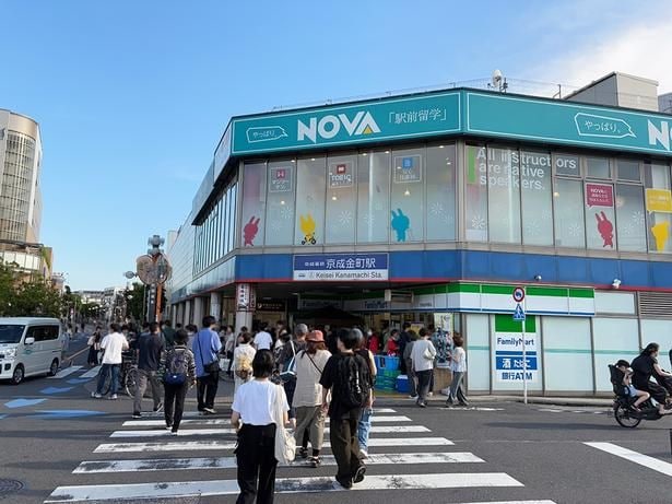 JR金町駅の改札を右手に出て、JR線の高架を超えると目の前に京成金町駅が見える。ここから京成金町線に乗れば1駅で柴又駅だ