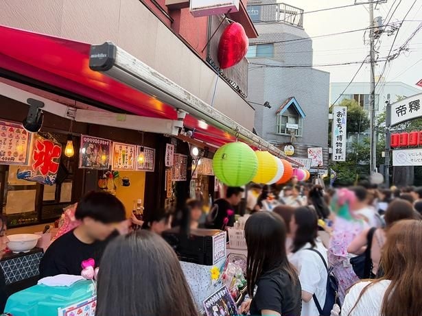帝釈天参道沿いの飲食店も出店を出している