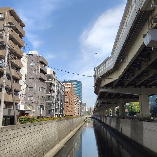 江戸川橋駅から歩いて向かう場合の景色。奥にTOPPANビルが見えるので目指そう