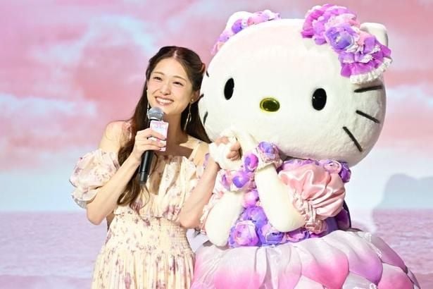 ラブラブな松村さんとハローキティ