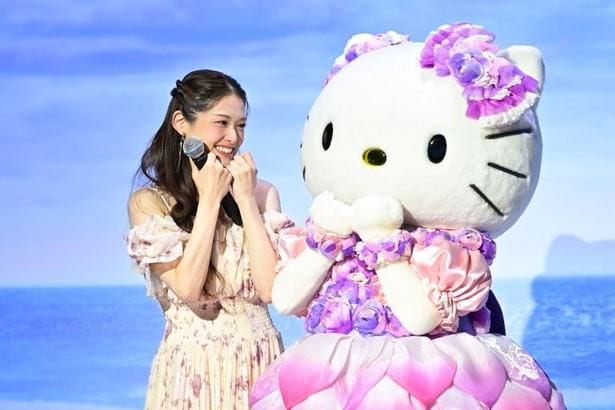 顎に両手を添えたおなじみのさゆりんごポーズ