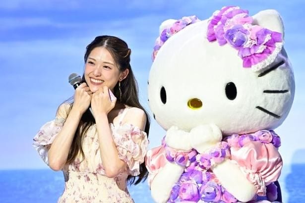 松村沙友理が尊敬するハローキティと対面!“サンリオキャラが考える夢のホテル”がテーマの体験型展示イベントに登場