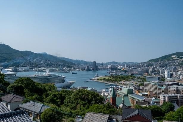 周囲を山に取り囲まれてすり鉢状の地形をした長崎市。長崎港は入り組んだその地形から“鶴の港”と称される