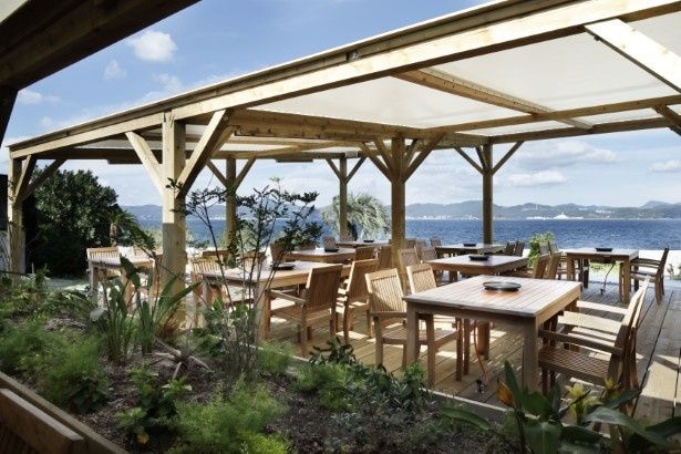 屋外BBQで開放感抜群だが、タープ付きの屋根があるので雨天でも安心だ