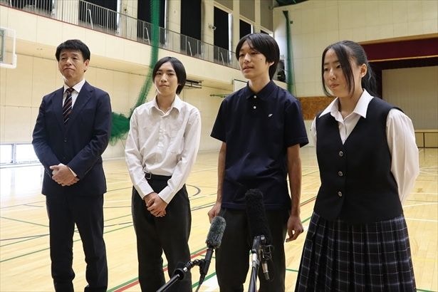 出張授業に参加した都立第一商業高校の生徒と教員