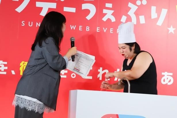 10分ほどしか時間がないことが判明し、急いで調理開始と思いきや…“先生”が最初に行ったのは水分補給。「まだ何も始まっていません!」ツッコむ稲田さん