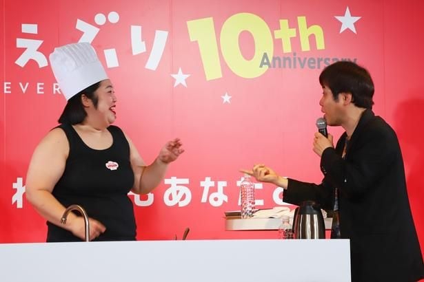 指舐め疑惑が浮上するなど、笑いの絶えない展開に。「指舐めたやろ!?」と詰め寄る井上さんに、“先生”は「そんなんしてません!」と反論