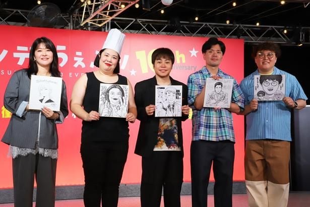 「サンデーうぇぶり」作家陣による似顔絵を手にフォトセッション。写真左から紅しょうがの稲田さん、熊元さん、NON STYLEの井上さん、マユリカの阪本さんと中谷さん