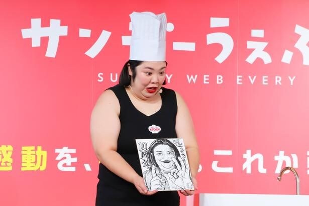 【写真】似顔絵をプレゼントされた熊元さんは「いいんですか?似てる!」と大喜び