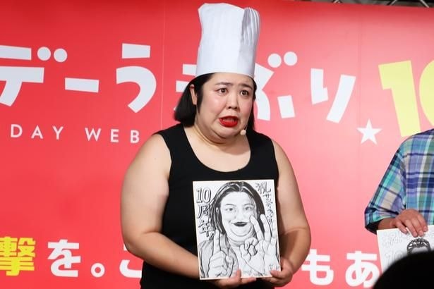漫画家の的野アンジさんに「タンクトップキッチン」の漫画化をお願いする熊元さん。この後、帽子をとり深々と頭を下げていた