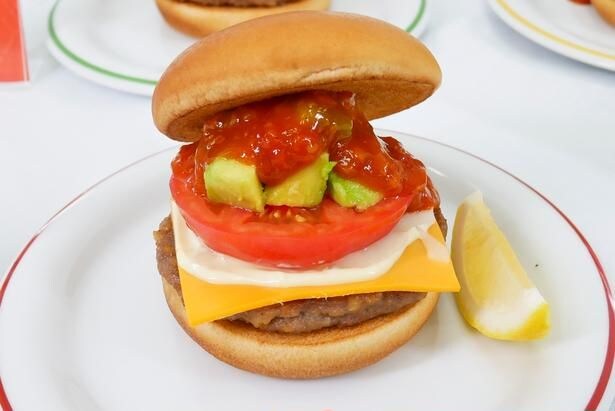 新登場の「アボカドタコスバーガー」。好きなタイミングでレモンをかけるとさらにさっぱり感がアップ!