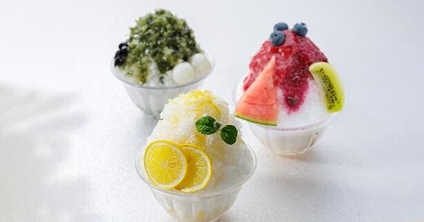 名水で作る「箱根百年水のかき氷」は3種類。左からレモン、緑茶、ベリー