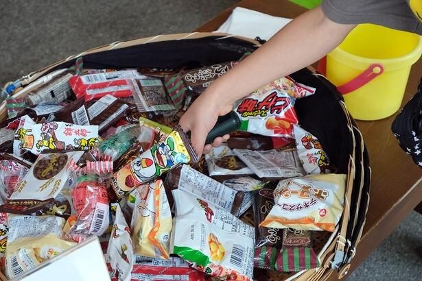 どれを狙う?1回200円の駄菓子すくい