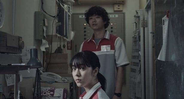 コンビニ店員・堺(染谷将太)と小河(唐田えりか)
