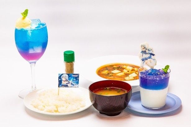 山椒の香りが立つ「高峯のあのMy山椒付き麻婆豆腐セット」を中心に、色鮮やかなソーダやゼリーも