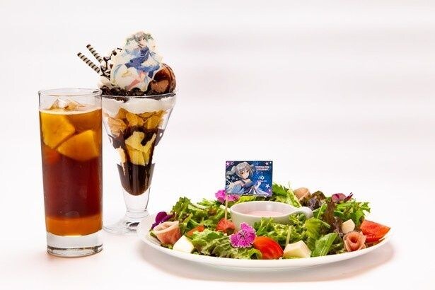 彩り野菜が花のように咲く「神崎蘭子の薔薇サラダ」や、パフェとドリンク