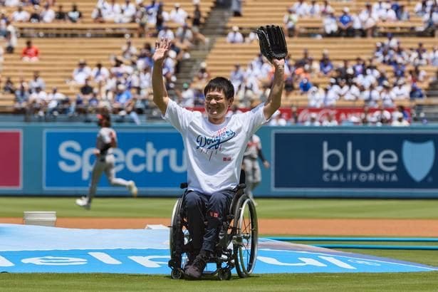 イチローさんからもらったグローブを着用し、ドジャース戦の始球式に挑む国枝慎吾さん