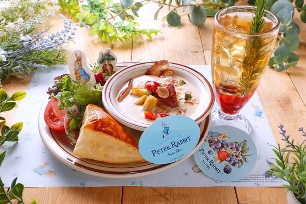 「ワイアード キッチン」の「マグレガーさんの畑プレート〜ごろごろ野菜のクリームチャウダーとサクサクパイ〜」(1980円) 、「湖水地方のピクニック・ベリーティー」(1100円)