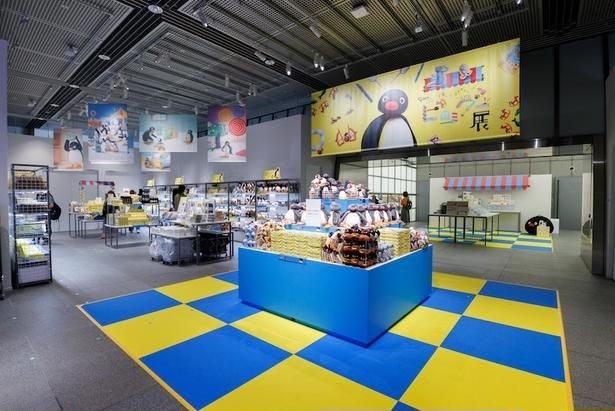 小さい区画では、本展限定のグッズをはじめ、たくさんのグッズを購入できる