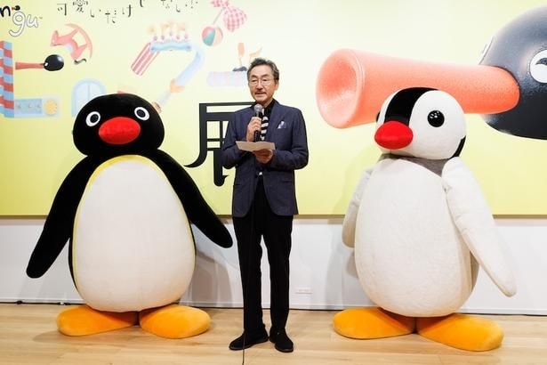 ピングーたちに囲まれ、オープニングセレモニーのあいさつを行ったYURAKUCHO MUSEUMの館長、中山三善さん