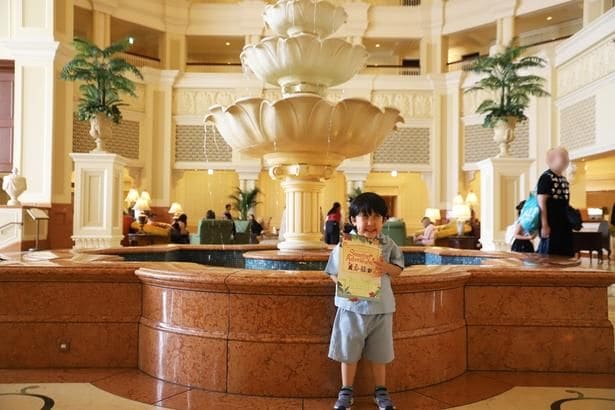 ヴィクトリア朝様式の豪華な雰囲気が漂う東京ディズニーランドホテル。涼しい館内でラリープログラムを楽しもう！