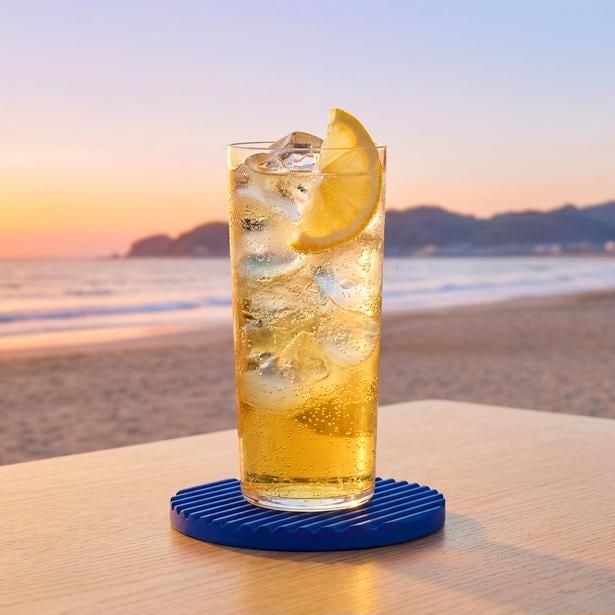 【写真】「JOHNNIE BLONDE Lemonade Highball」(750円/税抜き)。レモネードのほどよい甘さと柑橘の香りが特徴のハイボール
