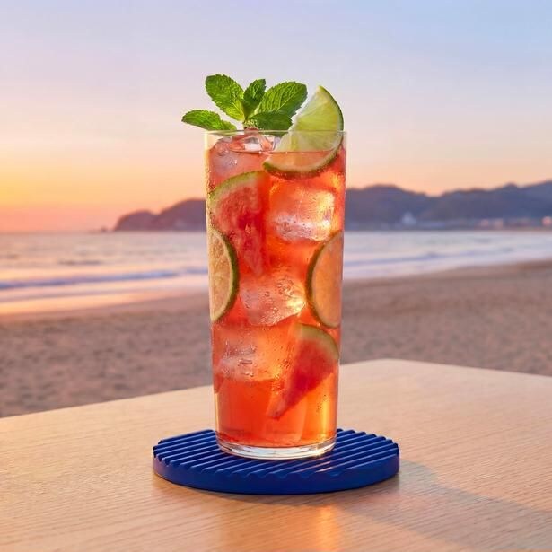「JOHNNIE BLONDE Watermelon Mojito」(950円/税抜き)。みずみずしいスイカとミントのさわやかさが夏らしい一杯