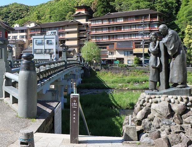 三徳川、三朝橋のほとりには河原風呂がある