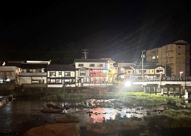 夜の三朝温泉街。客室の窓からも見える