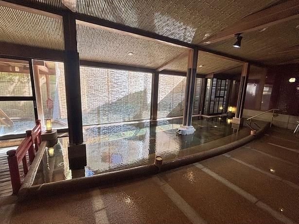 浴場ごとに異なる泉質。内湯室内には浴槽から上がるラドン泉の湯気。呼吸をするごとに体の中から癒やしを感じられる