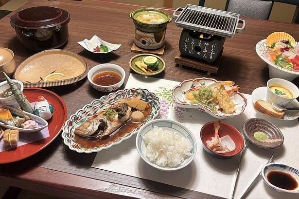 【写真】海鮮石焼付きの会席。海の幸と山の幸を旬の味わいで楽しめる。冬季は蟹会席も用意されている