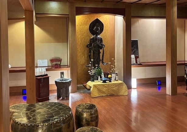 温泉掘削の際に出土したという薬師像が湯上り処に祀られている。毎月8日に住職による祈祷も行われているそうだ