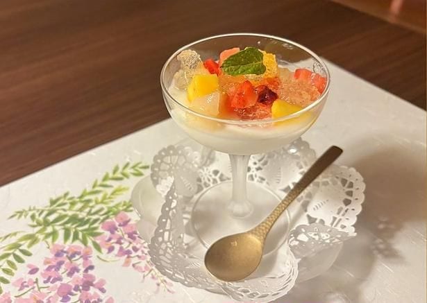 取材日にいただいた華やかなデザートは白ワインゼリー。白桃、レインボーキウイ、イチゴ、マンゴー、ミントがトッピングされていた