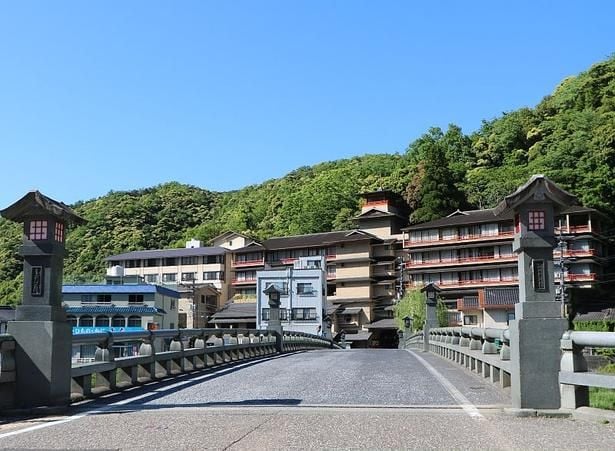 絶景露天風呂×山陰の美味食材！鳥取「三朝薬師の湯 万翠楼」で癒やしのひと時を過ごそう
