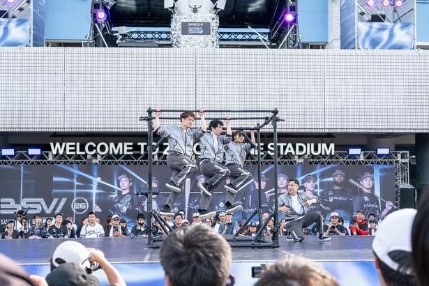 AIRDANCEユニットのAIRFOOTWORKSがパフォーマンスを披露