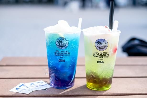 クーリッシュとコラボしたBSW限定ドリンク(販売は全6種/各900円)。アルコールドリンクの「バイオレット&ブルーキュラソウのレモンフローズン」(左)と、ノンアルコールの「クーリッシュフロート バイオレットキウイソーダ」(右)。アルコール飲料にはクーリッシュ フローズンサワー、ノンアルコール飲料にはクーリッシュ バニラが使われている