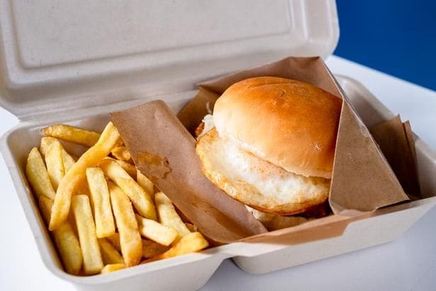 「BSWうま塩レモンソースのチキンバーガー」(1400円)は、たっぷりの旨塩ダレレモンソースでサッパリと仕上げたBSW限定味。ROCKET CHICKEN(球場内フロア2 214通路付近)で販売