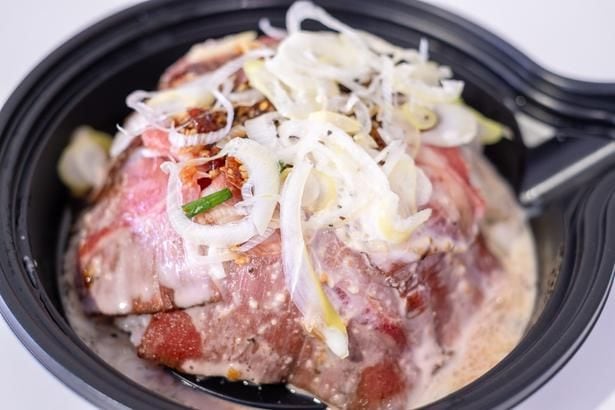 上質な牛モモ肉を使用した「小島のローストビーフ丼」(1600円)は、MARINE KITCHEN FIRST BASE SIDE(球場内フロア2 203通路付近)かMARINE KITCHEN THIRD BASE SIDE(球場内フロア2 211通路付近)で購入可能
