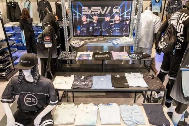 クールなイメージのBSWアパレルも各種販売中。野球観戦だけでなく、プライベートでも着こなせるスタイリッシュなデザインが魅力