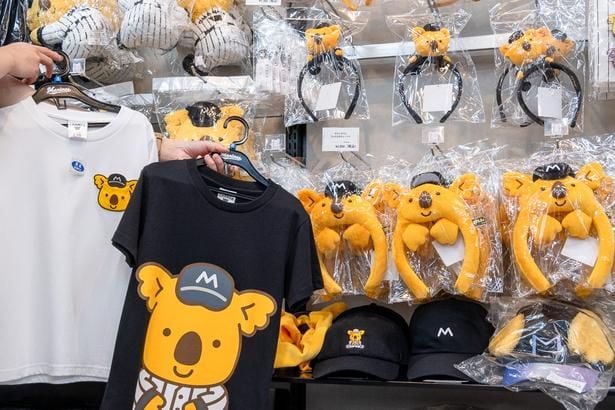 左から「チャンスくん フェイスポケットTシャツ」(4500円)、「チャンスくん ビッグプリントTシャツ」(4000円)など