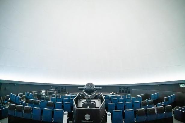 白いドームに満天の星々が映し出され、BUMP OF CHICKENの楽曲が立体的に降り注ぐ、イマーシブ体験はここならでは！
