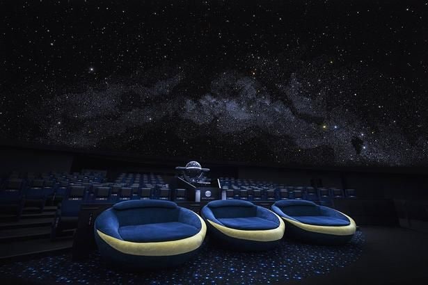 最前列に「三日月シート」が並ぶ、プラネタリウム天空のドーム内