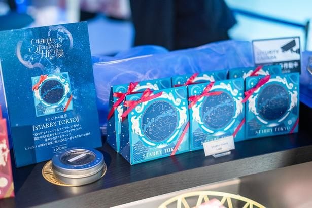 世界のお茶専門店「ルピシア」とコラボした、オリジナル紅茶 「STARRY TOKYO」(680円)。天の川をイメージしたラズベリーの香りと、東京をイメージしたスパークリングワインの香りをブレンドした、エレガントな香りを自宅で味わおう