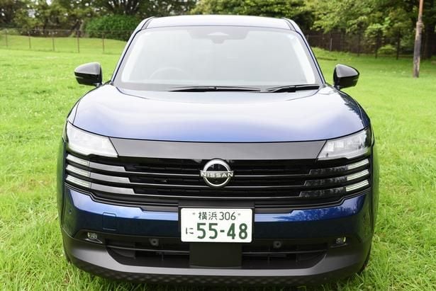 アメリカンフットボールのヘルメットから着想を得たフロントフェイス。こちらは4WD