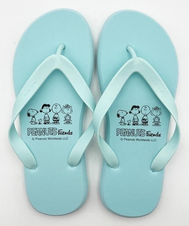 「PEANUTS TRPNビーチサンダル(ペールグリーン)」(799円)