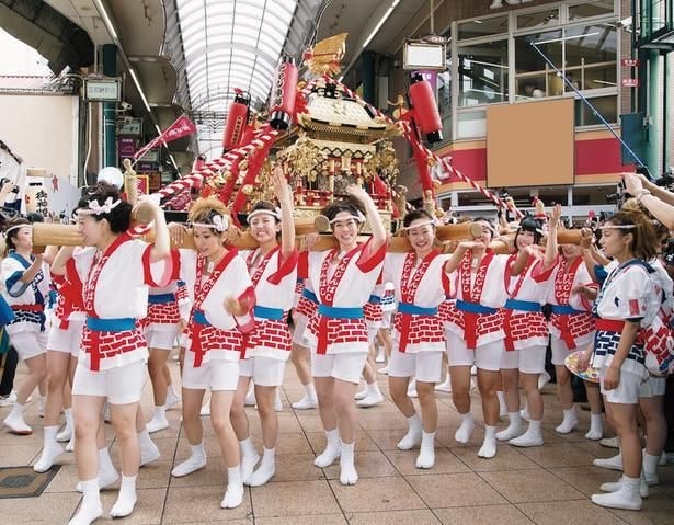 白・赤・青が目立つ色鮮やかなはっぴが目をひき、威勢のいい掛け声が商店街に響く