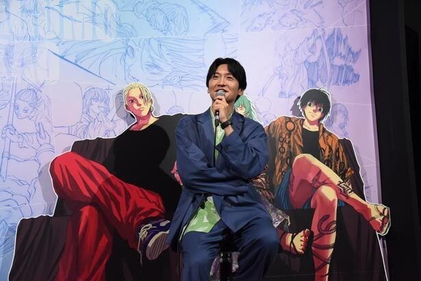 「SAKAMOTO DAYS展」の見どころについて話す島﨑信長さん