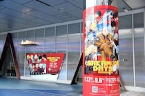 ダイナミックな演出で『SAKAMOTO DAYS』の世界観を表現！7つのゾーンで260点以上の完成原稿＆創作資料を展示…大型原作展が開催中