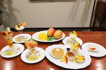 ロイヤルホストにマンゴー×アジアン食材の絶品デザートが勢ぞろい！ブリュレパフェ&東洋風あんみつを食べてみた