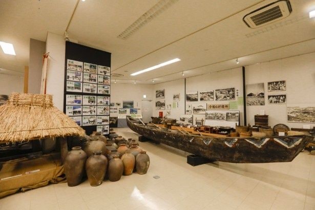 発掘調査で出土した遺物なども展示